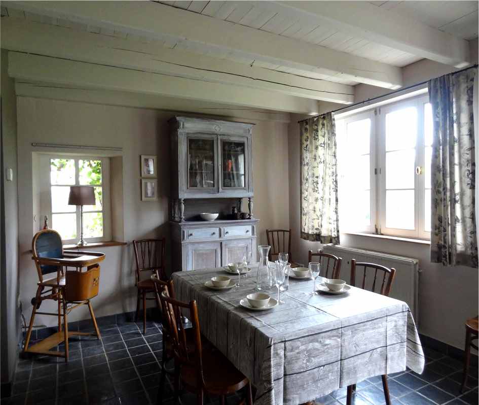La cuisine est une pièce de vie centrale qui donne directement sur le jardin et la vallée de l'Attert vers l'est.